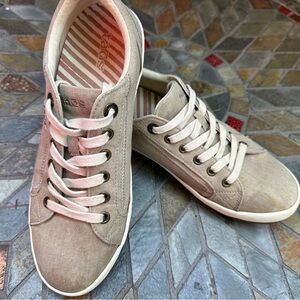 Taos canvas women’s sneakers. 8.5. Barely worn EUC🔥